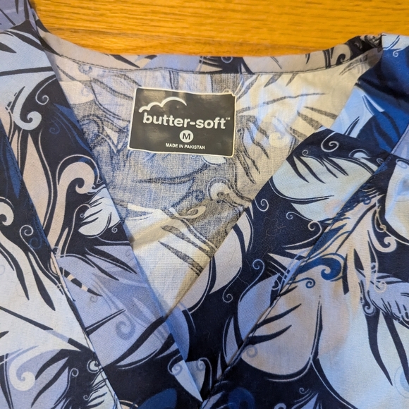 Butter-soft by Uniform Advantage feather print scrub top size medium - Picture 2 of 3